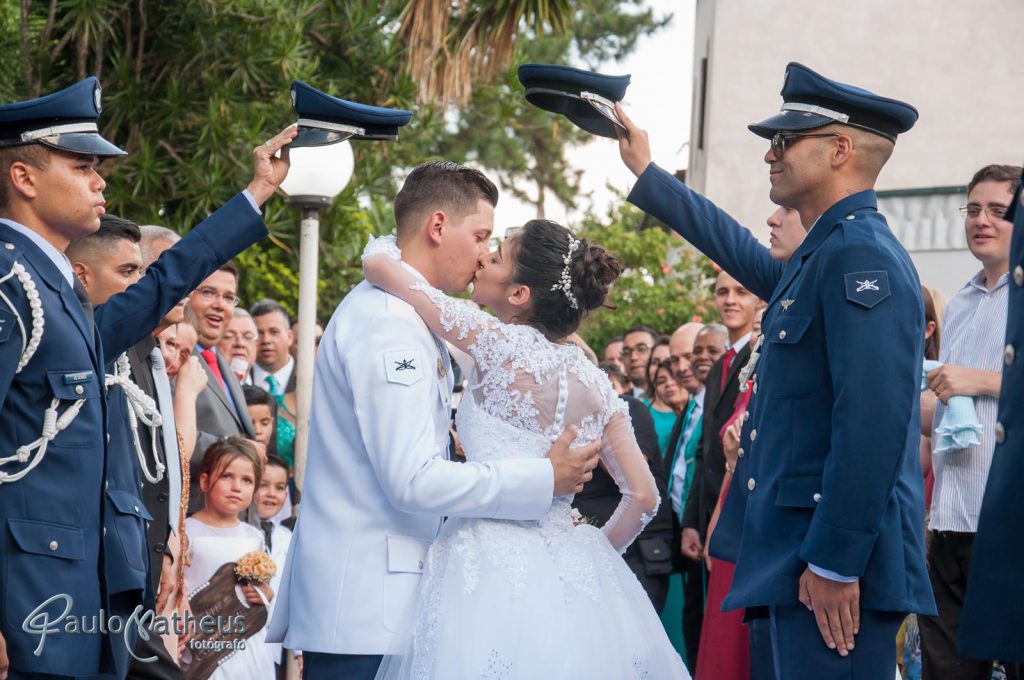 noivo beija a noiva em casamento militar