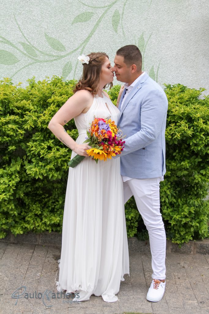 Casal se beijando posando para fotógrafo de casamento em Guarulhos