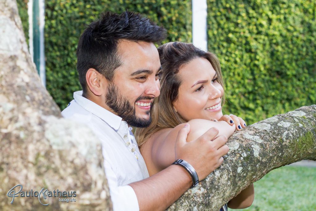 casal namorando em book fotográfico no Jardim Botânico em São Paulo
