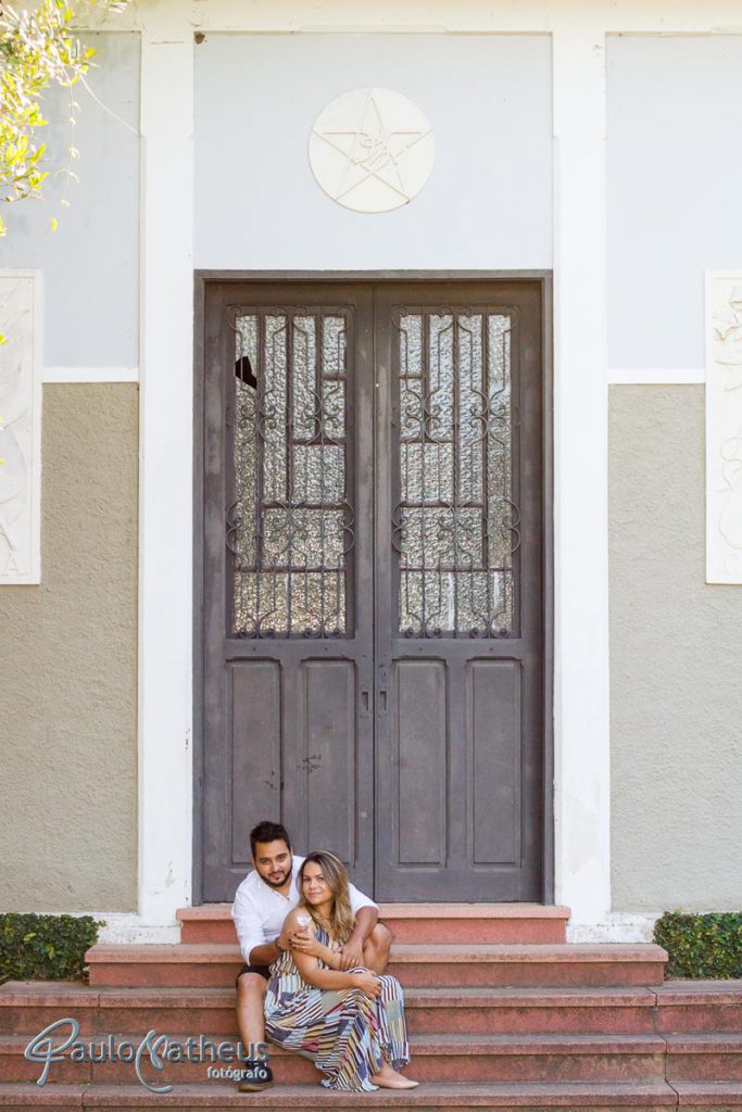 Casal sentado na escada em book fotográfico no Jardim Botânico em São Paulo