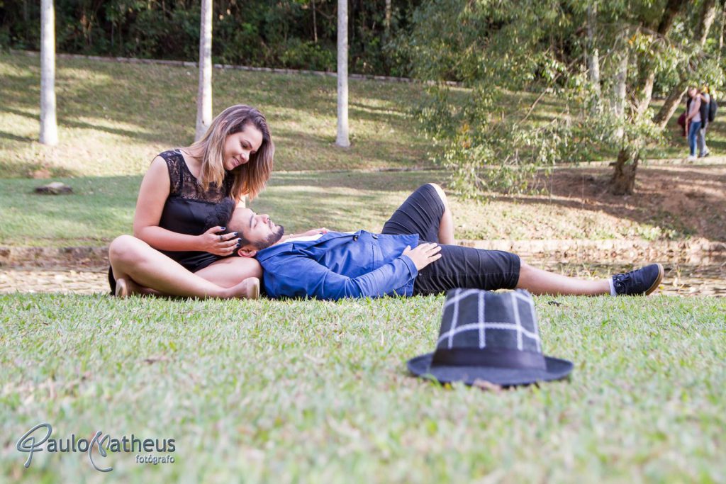 casal sentado a beira do lago em book fotográfico no Jardim Botânico em São Paulo
