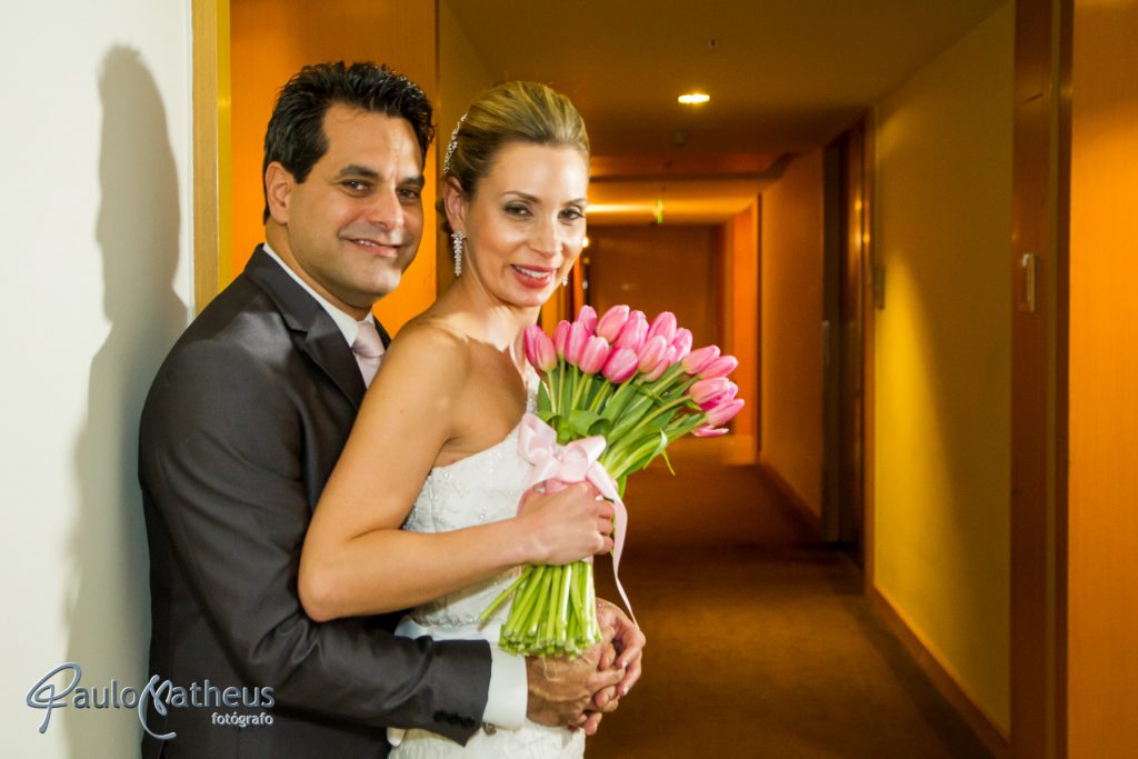 Fotografia do casal no corredor em casamento no Hotel Hyatt em São Paulo