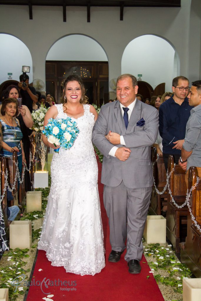 fotógrafo de casamento no abc registra a entrada da noiva