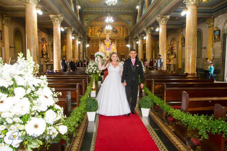 Noivos saindo da igreja por Fotógrafo Para Casamento na Penha Paulo Matheus