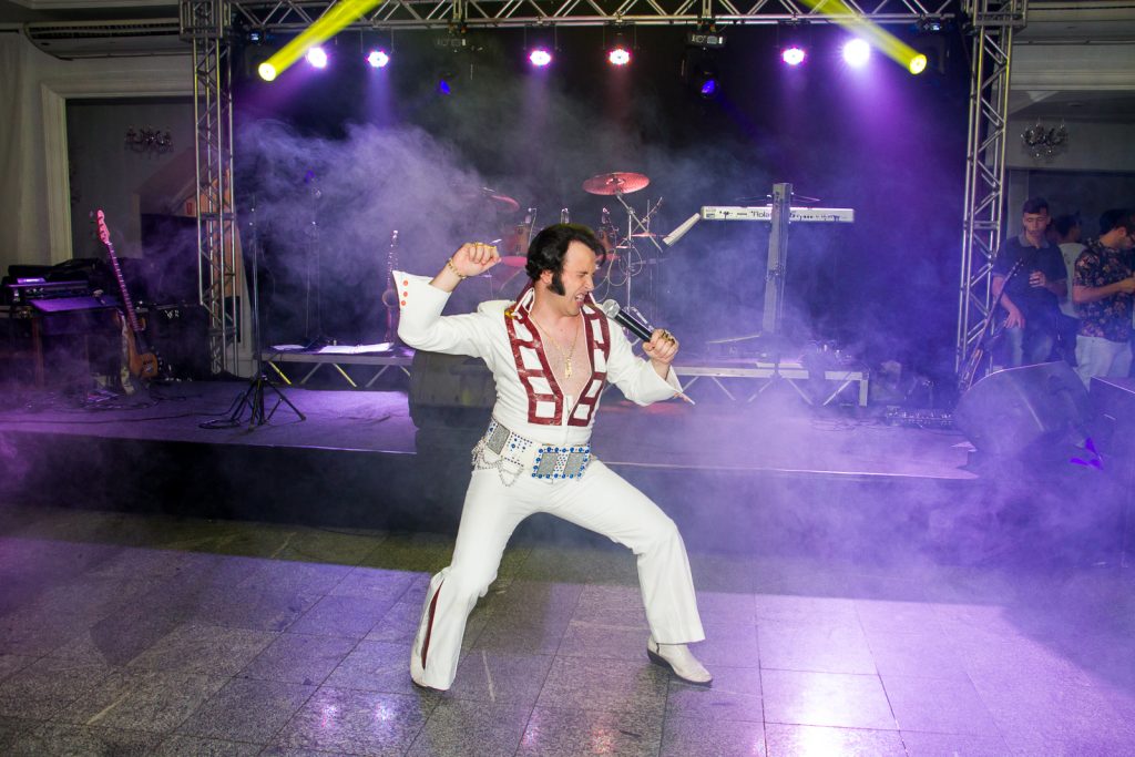 Festa de confraternização de funcionarios com Elvis Presley Erik