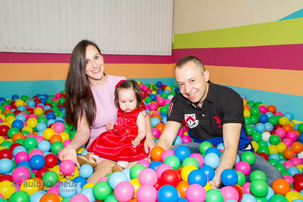 festa de aniversário de um ano na piscina de bolinha