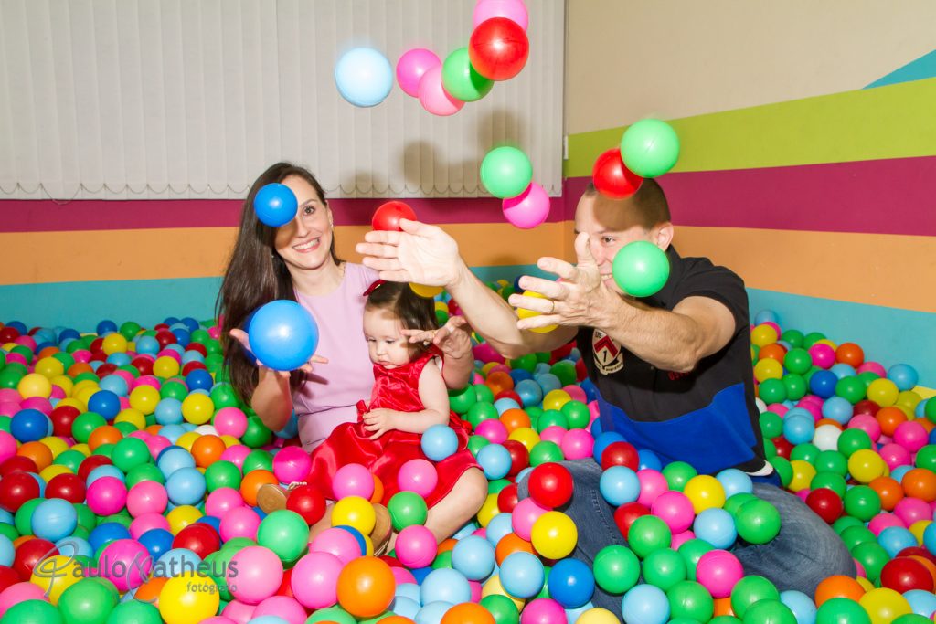festa de aniversário de um ano na piscina de bolinha com papai e mamãe