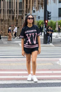 Ensaio fotográfico de debutante ao ar livre atravessando a avenida paulista em São Paulo