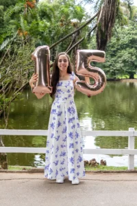 Ensaio fotográfico de debutante ao ar livre em um parque de São Paulo