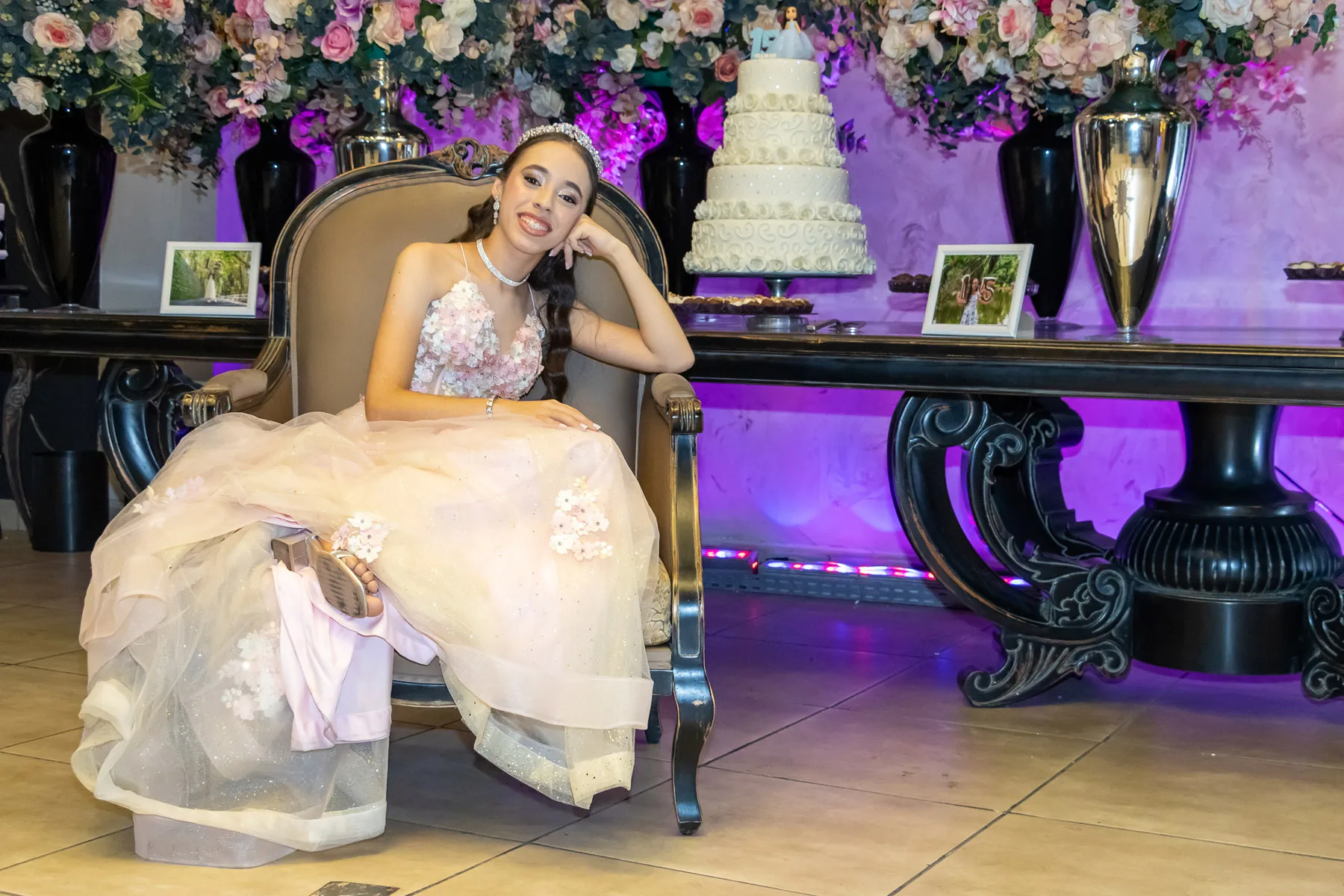Foto da debutante com vestido elegante na festa de debutante em S