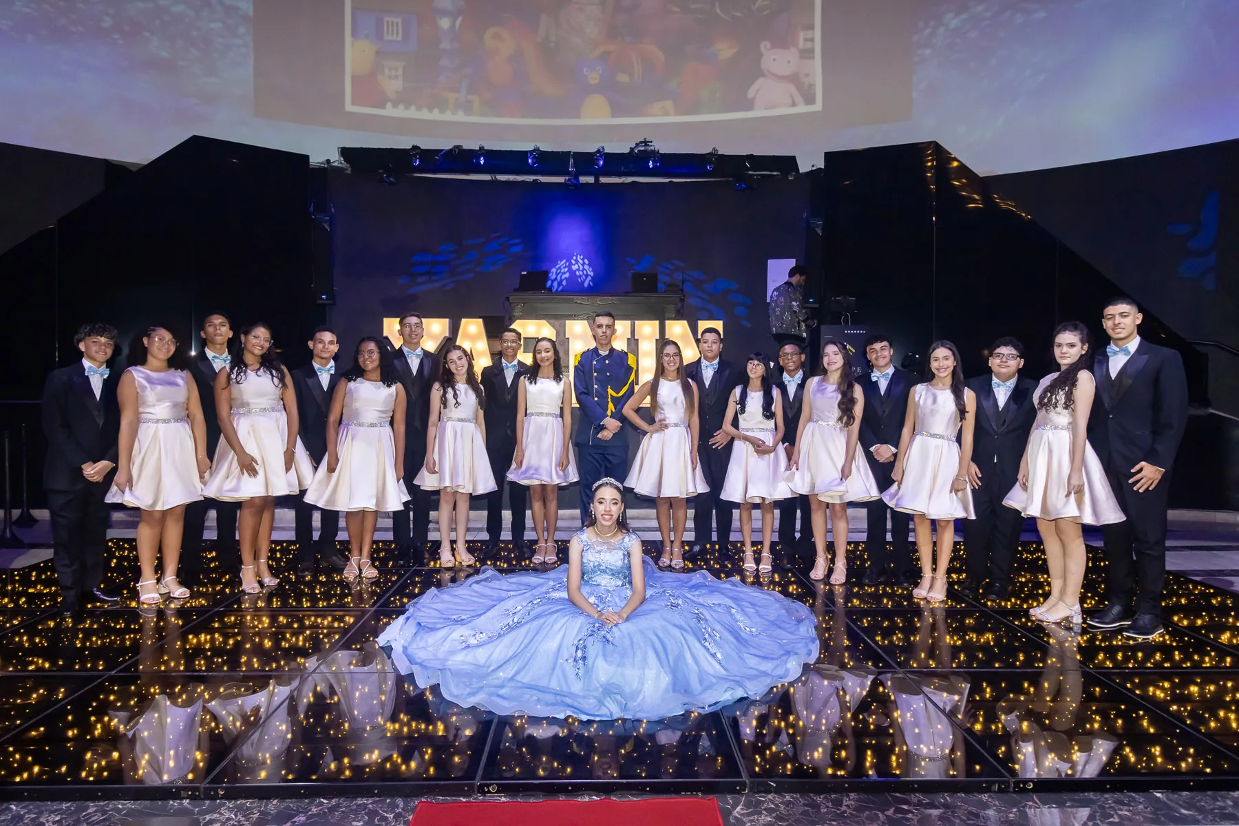 Foto da debutante com vestido elegante na festa de debutante em SP