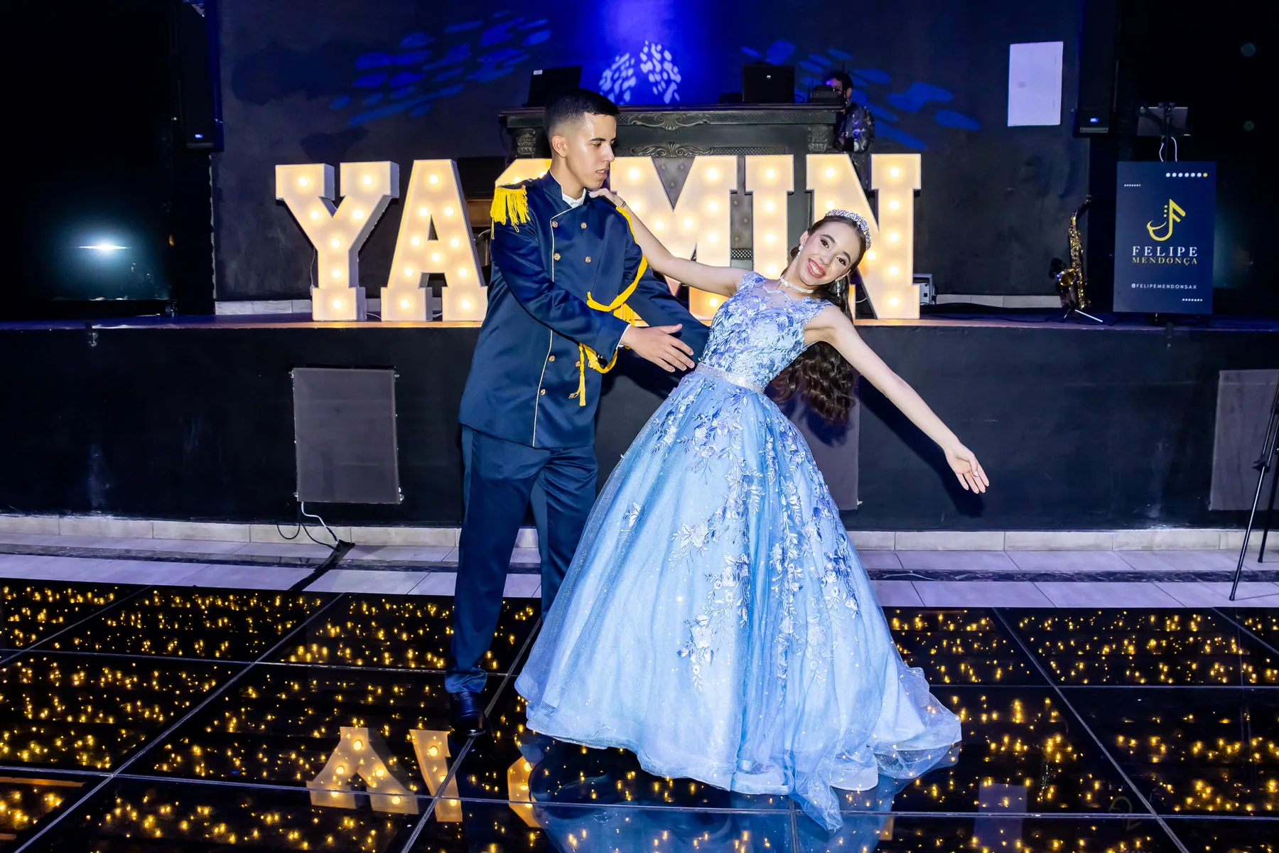 Debutante dançando com seu príncipe na festa de 15 anos